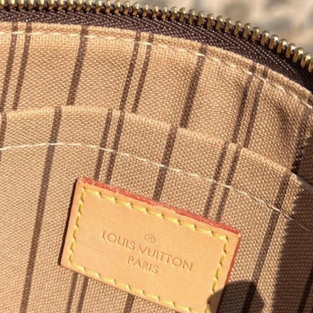 Louis Vuitton Authentic Monogram Wristlet - Picture 4 of 6